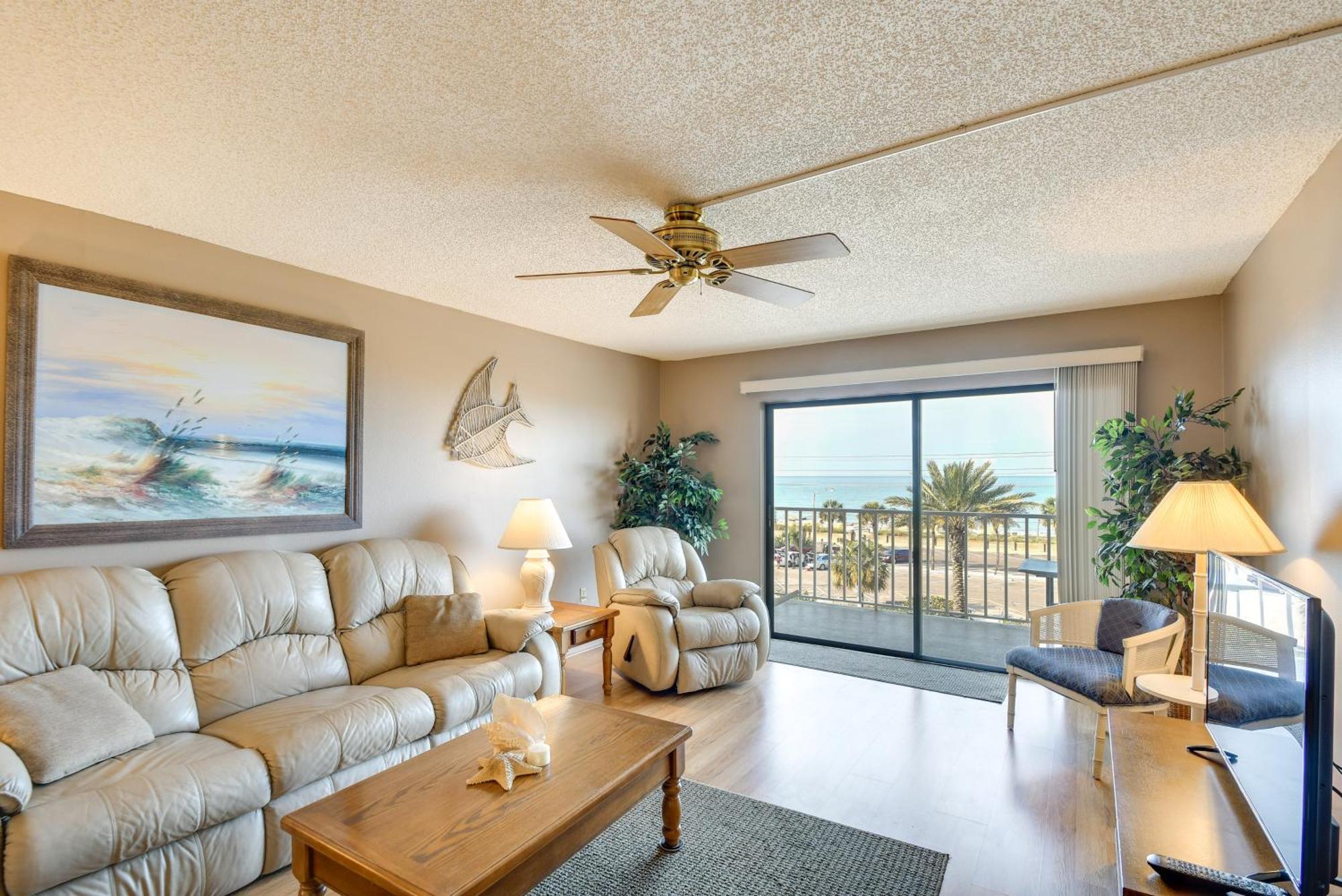 Coastal With Balcony Walk To Madeira Beach! Apartment *