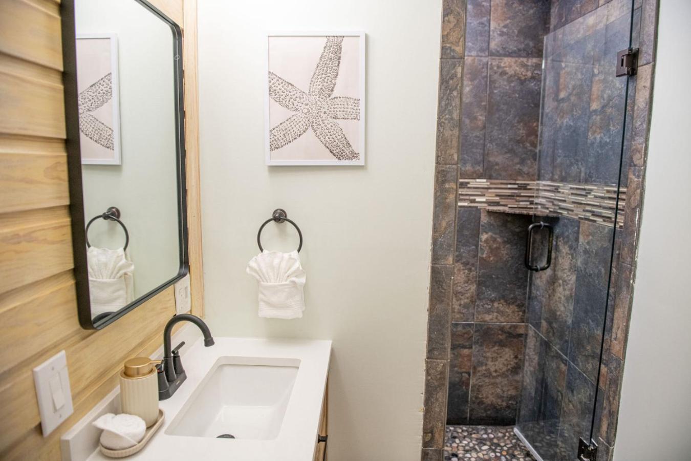 Steps To Beach, Heated Pool, 2 Queen Beds, 2ba * St. Pete Beach