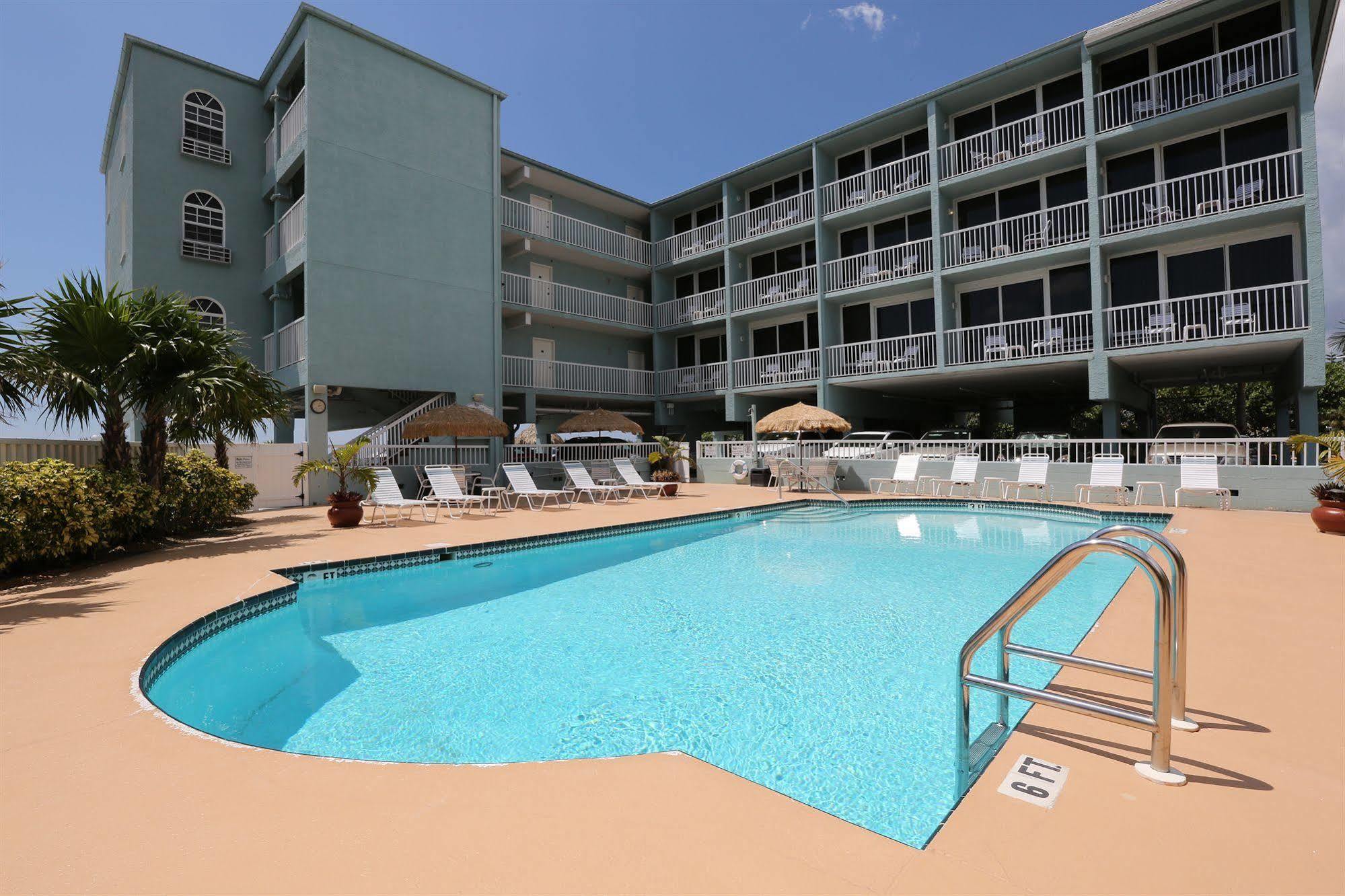 Barefoot Club Hotel 3*