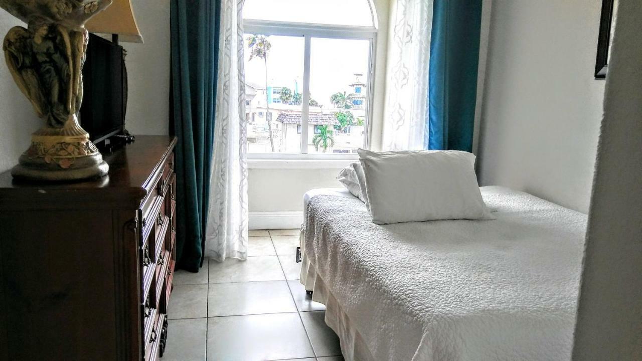 And Bay Mediterraneantownhouse