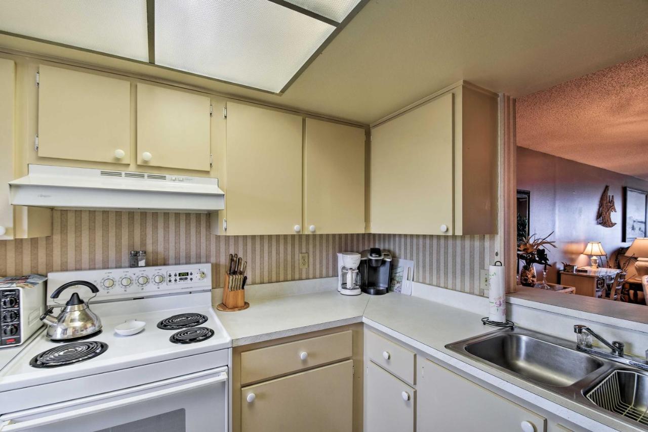 Apartment Coastal With Balcony Walk To Madeira Beach! *