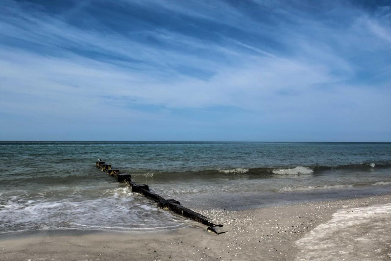 Coastal With Balcony Walk To Madeira Beach! Apartment St. Pete Beach
