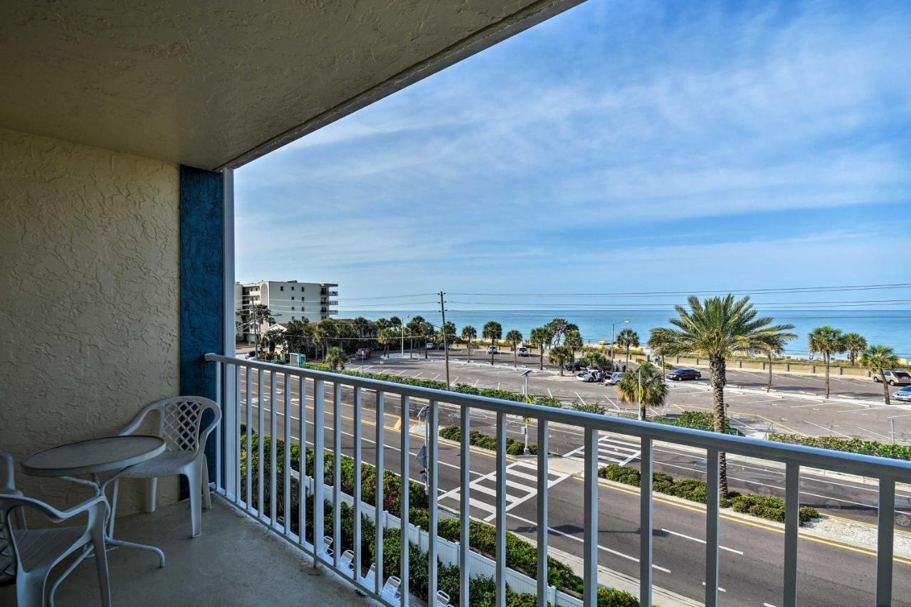 Coastal With Balcony Walk To Madeira Beach! Apartment