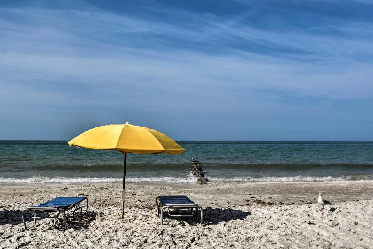 Coastal With Balcony Walk To Madeira Beach! Apartment