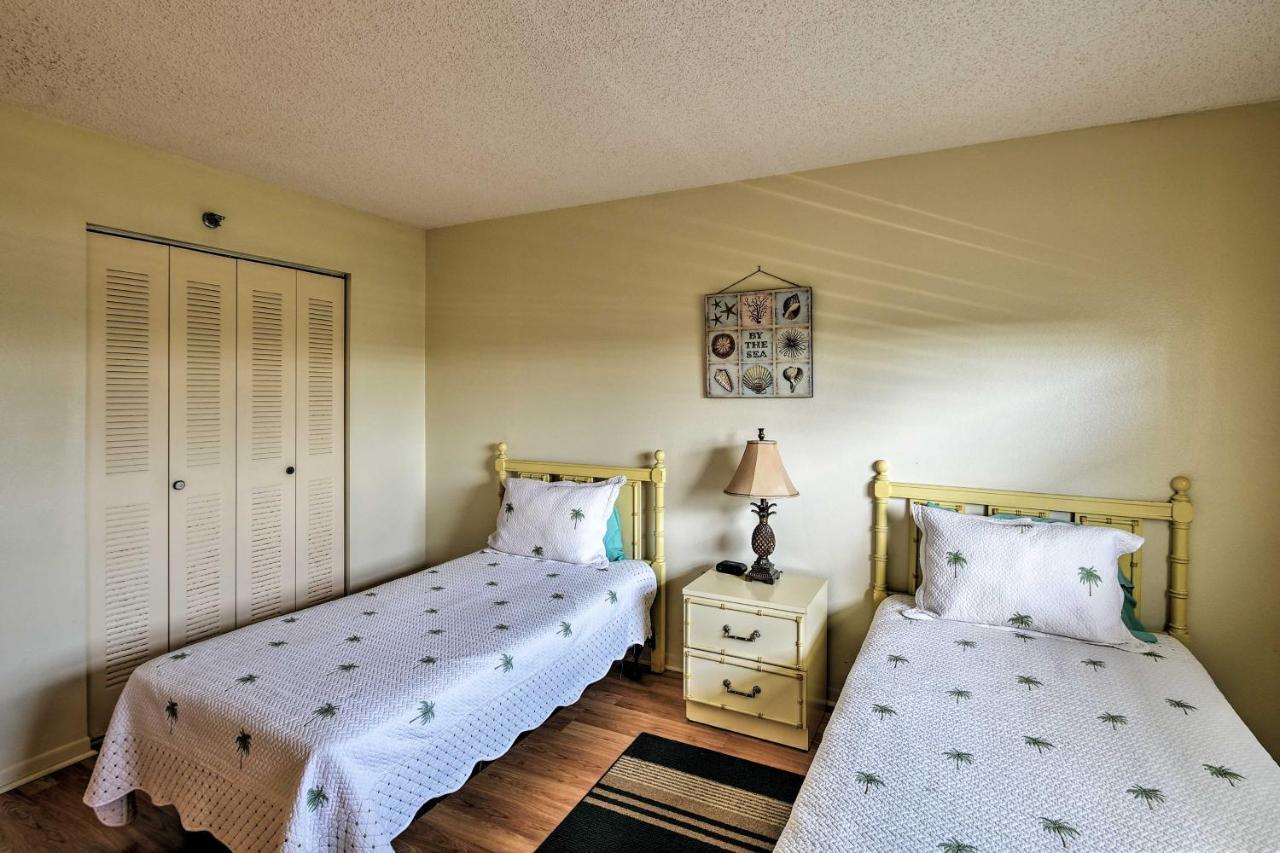 Coastal With Balcony Walk To Madeira Beach! Apartment St. Pete Beach