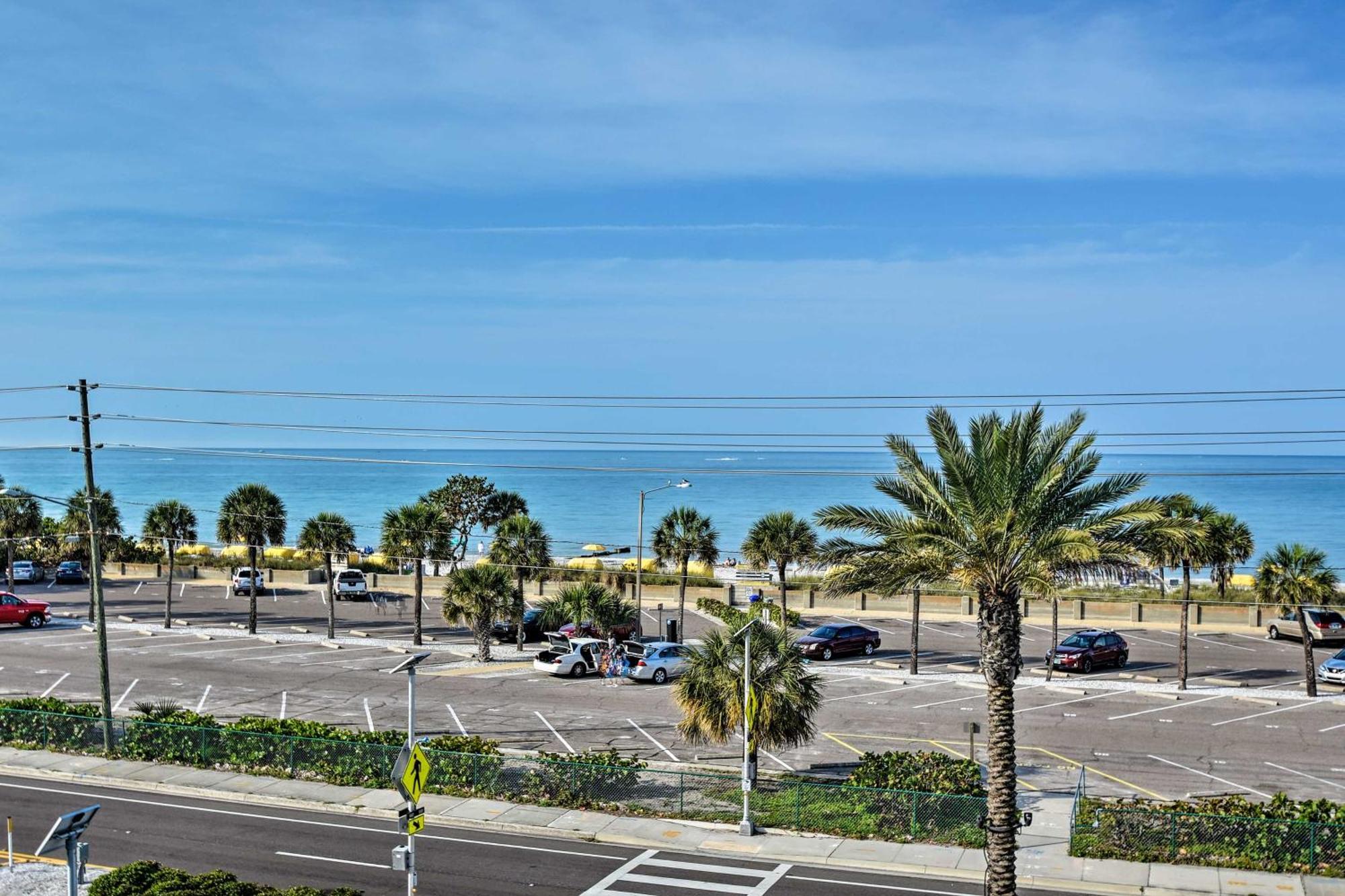 Coastal With Balcony Walk To Madeira Beach! Apartment