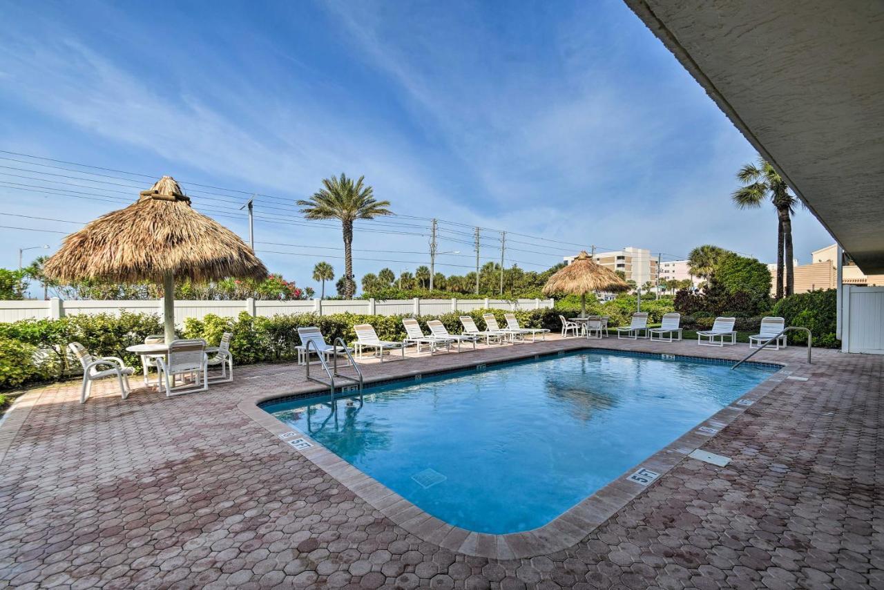 Coastal With Balcony Walk To Madeira Beach! Apartment