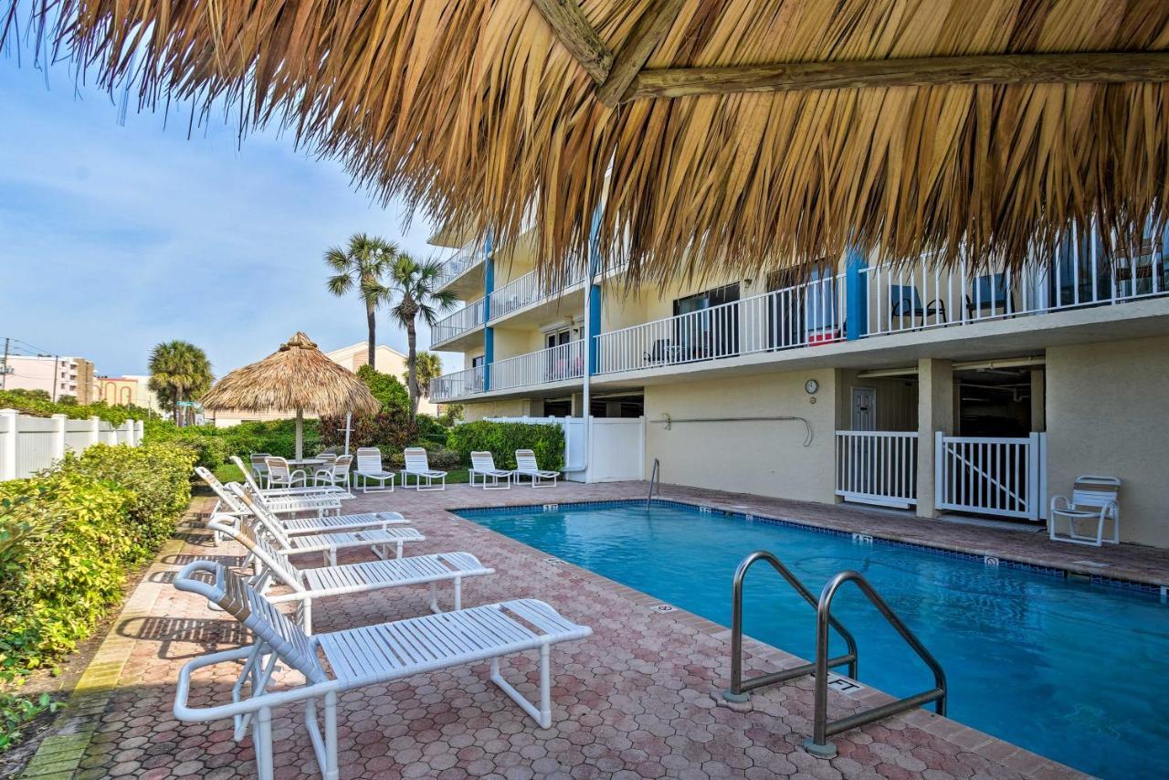 Coastal With Balcony Walk To Madeira Beach! Apartment *