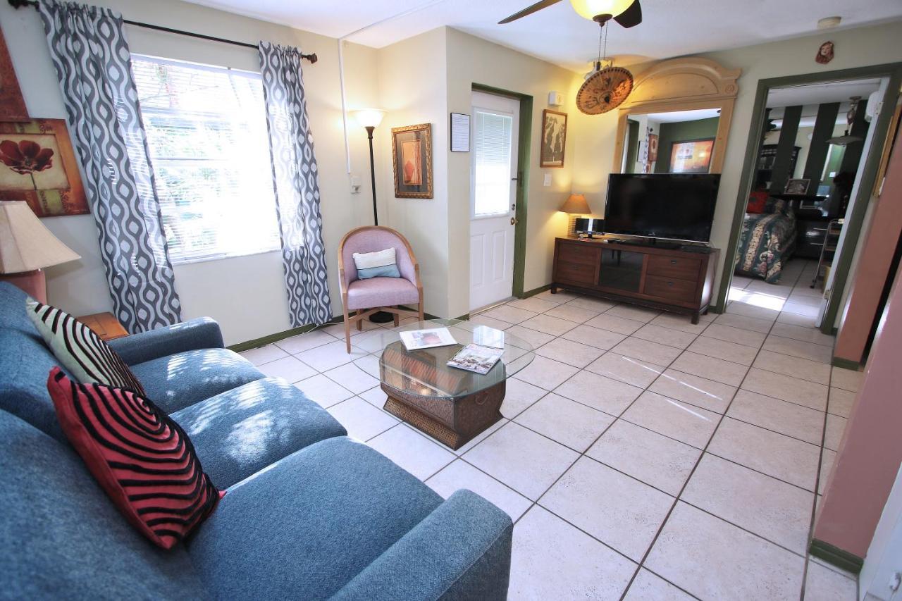 Affordable Beach - One Bedroom Dlx Apartment *