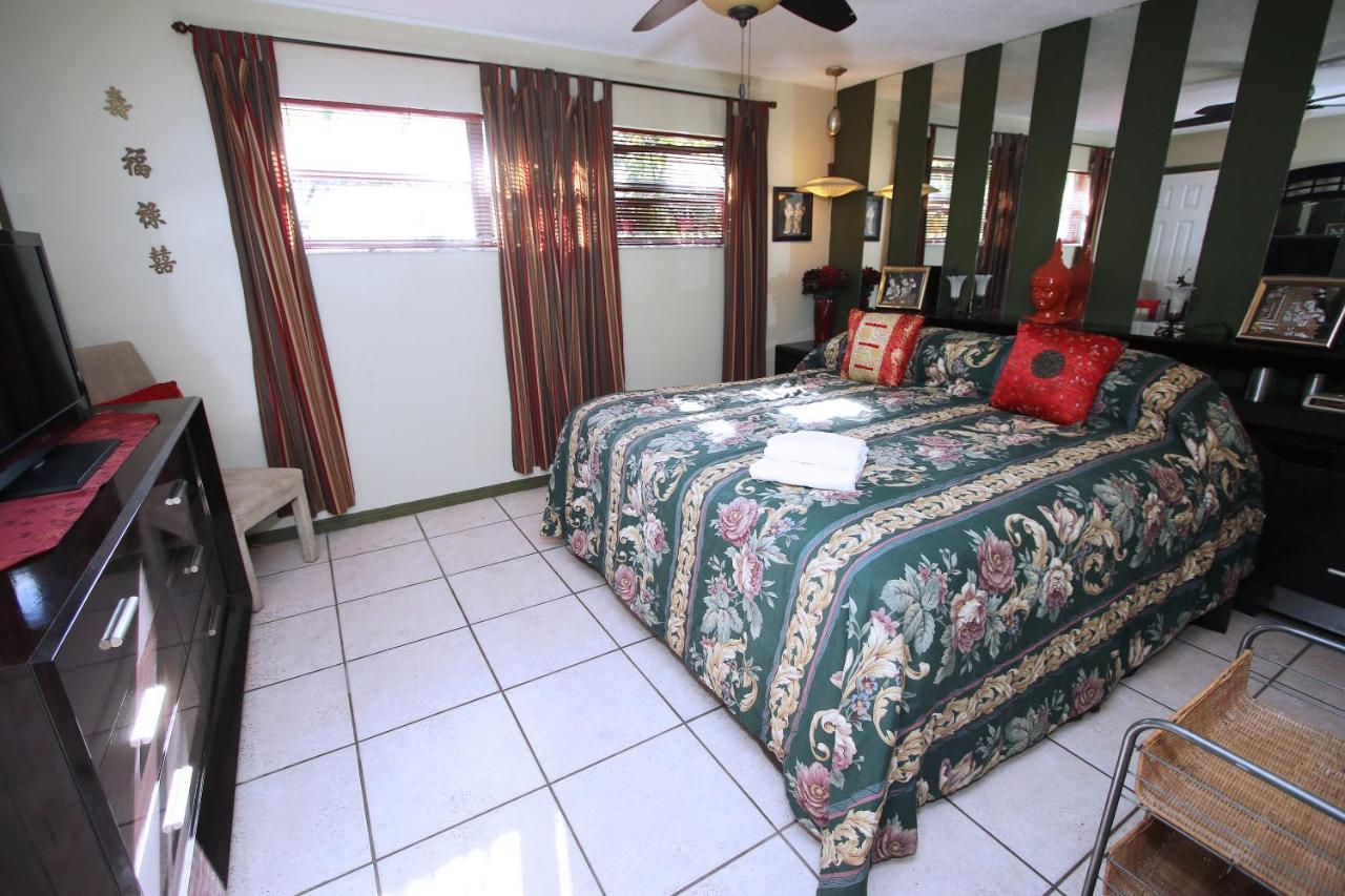 Affordable Beach - One Bedroom Dlx Apartment St. Pete Beach