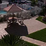 Carlton House Motel And Suites