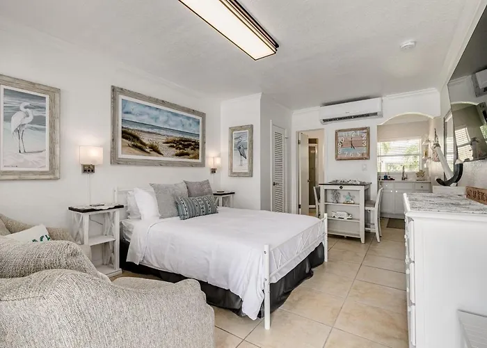 Enjoy The Pool While Being Steps From Beach And Restaurants! - Coconut Villa\'S Suite 6