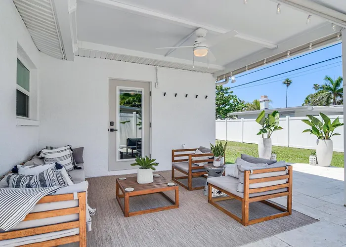Redington Beach Coastal Retreat - Walk To Beach!