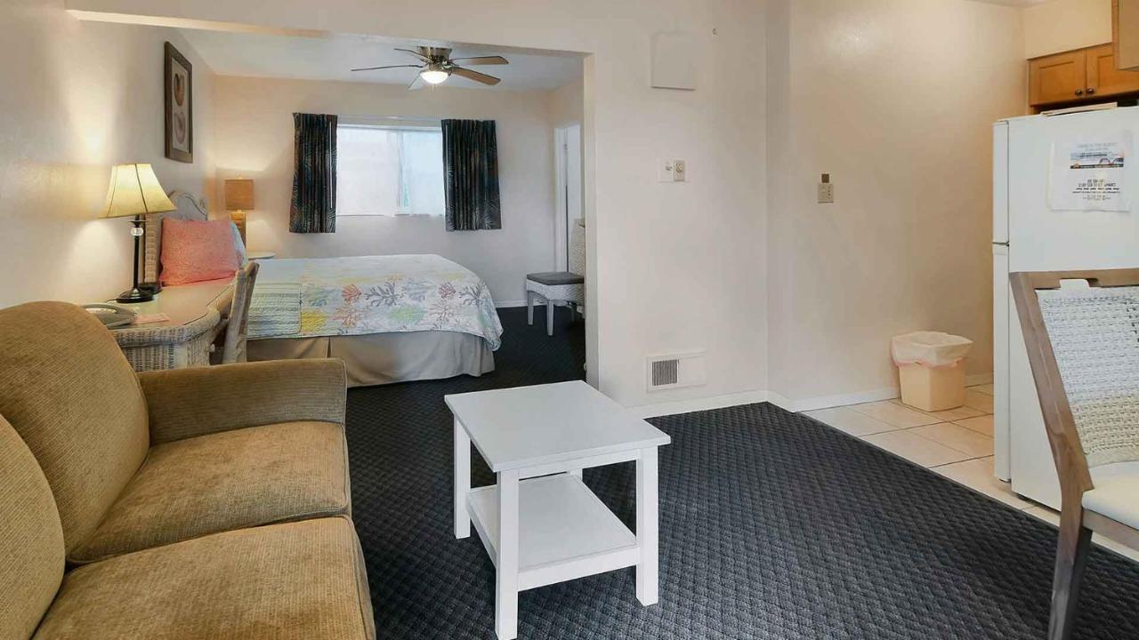 Carlton House And Motel