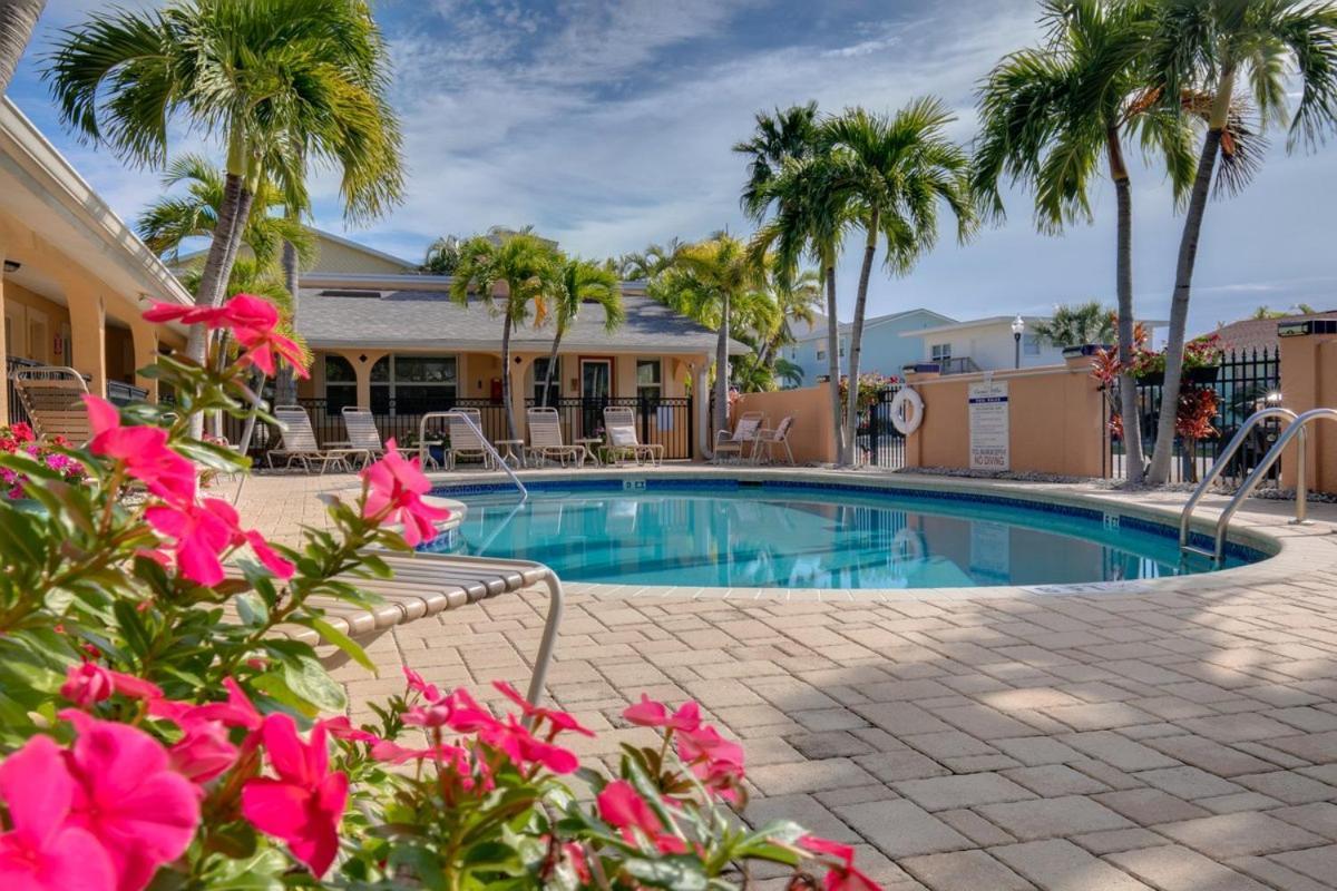 Enjoy The Pool While Being Steps From And Restaurants! - Coconut Villa's 6 Apartment
