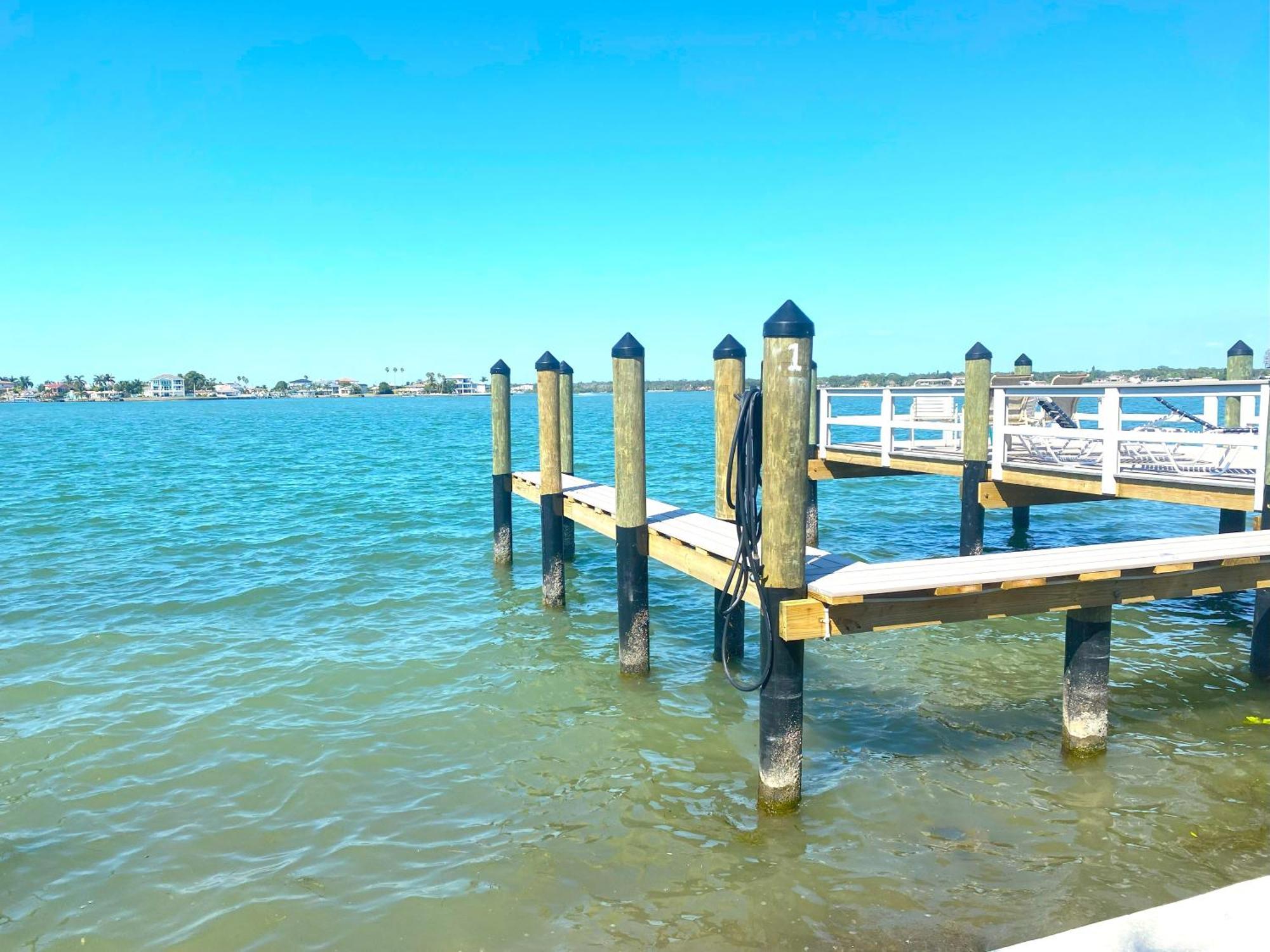 107-waterfront-walk To Beach-lovely * St. Pete Beach