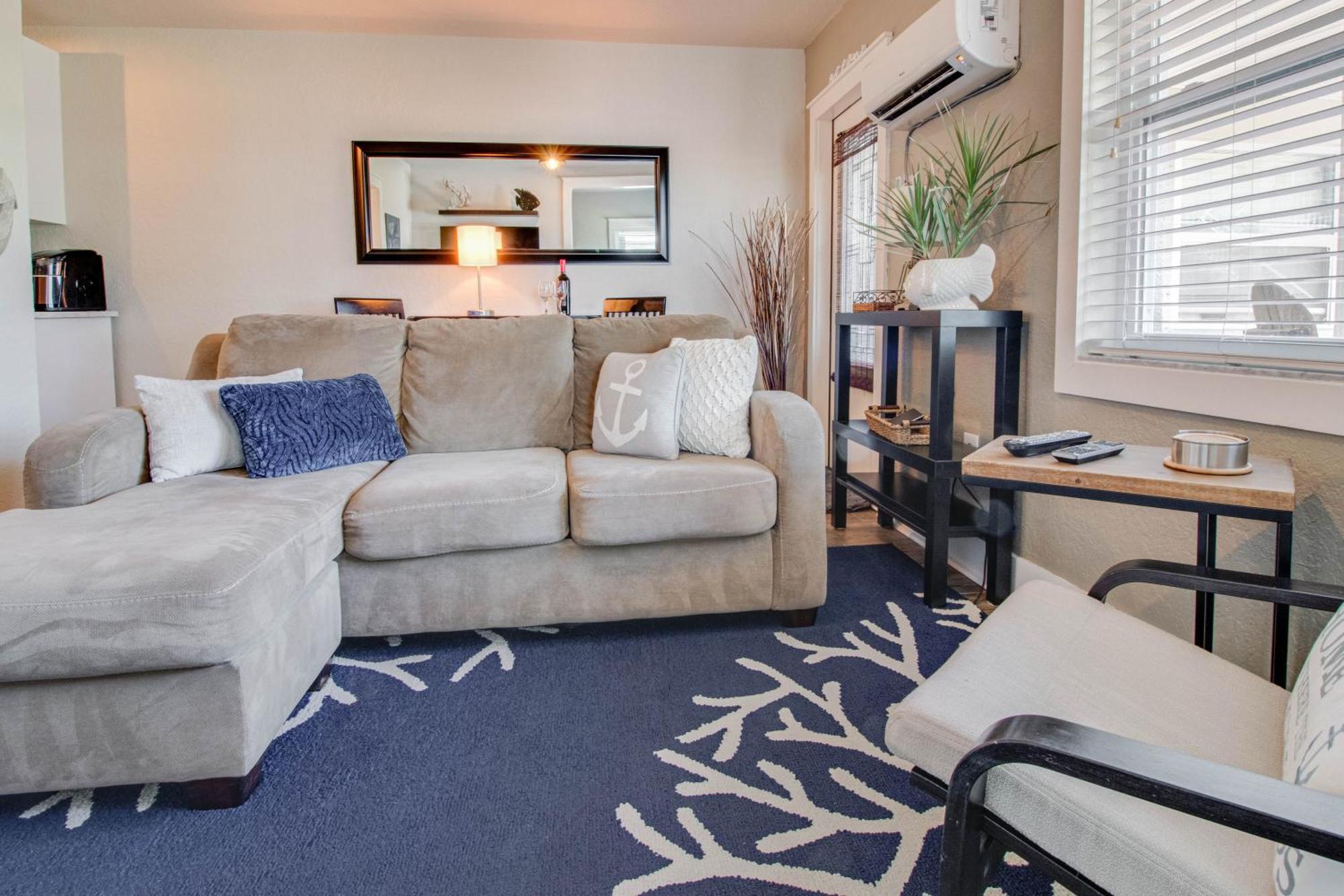 Apartment 107-waterfront-walk To Beach-lovely