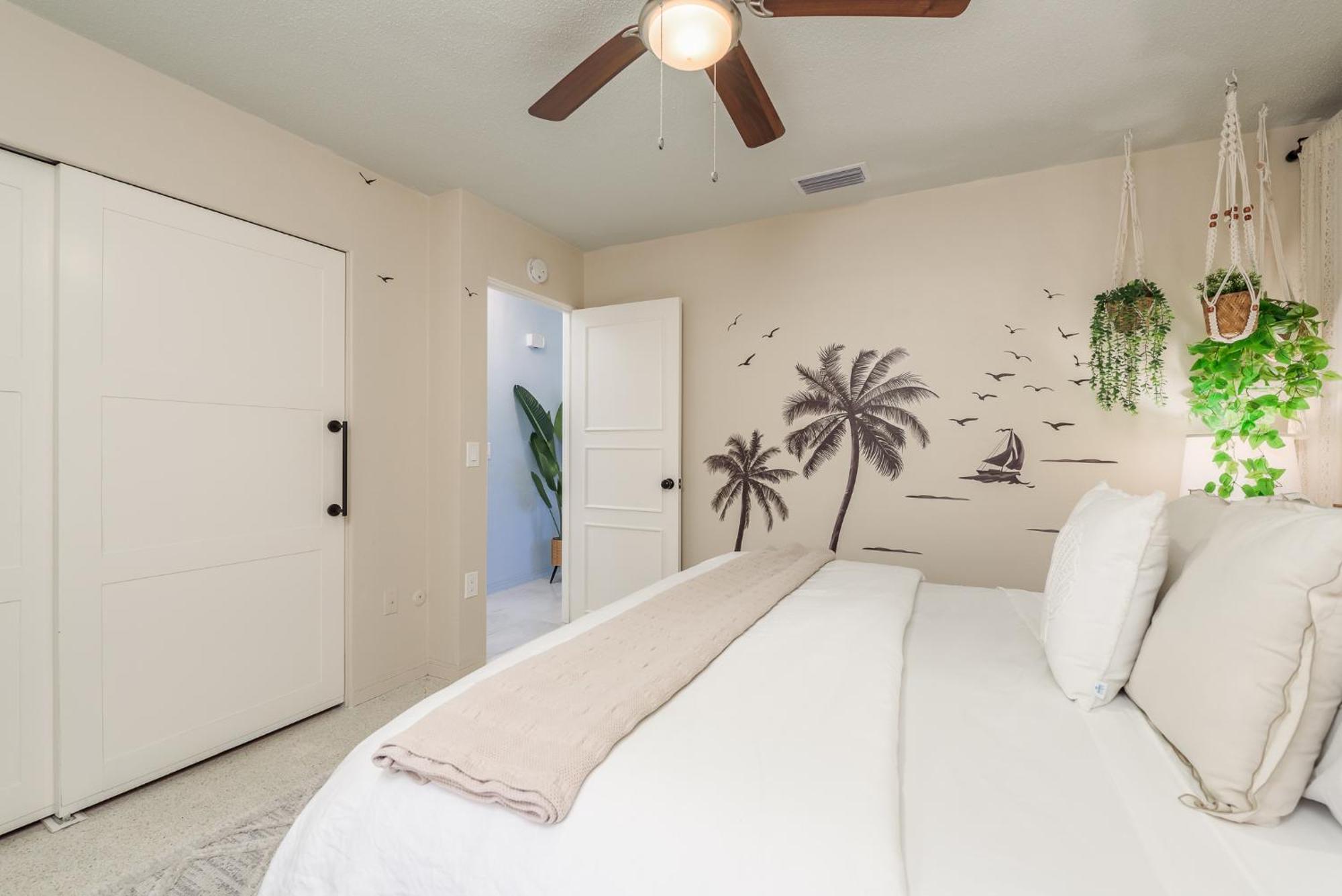 Luxury With Hot Tub & Outdoor Oasis Blocks From The Holiday home