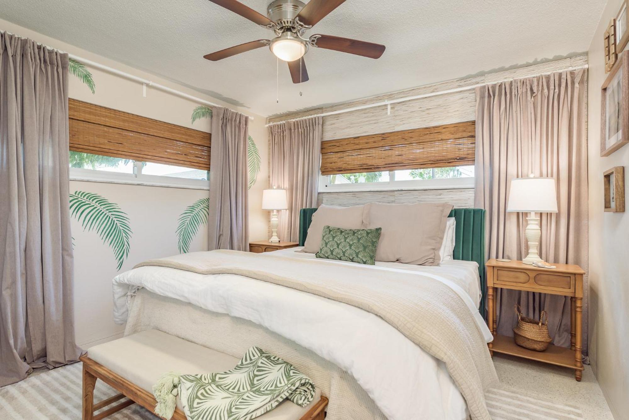 Luxury With Hot Tub & Outdoor Oasis Blocks From The Holiday home