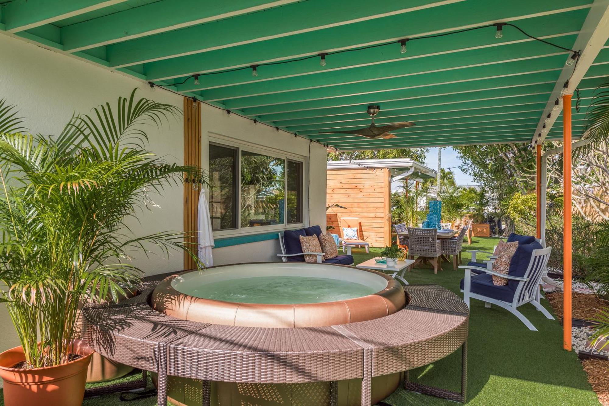 Holiday home Luxury With Hot Tub & Outdoor Oasis Blocks From The *