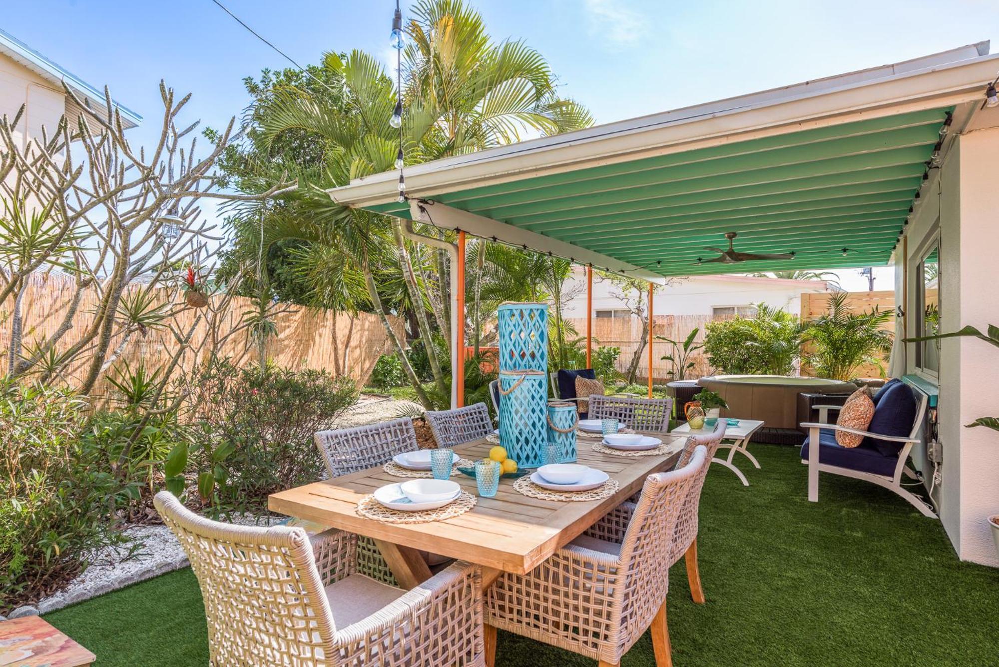 Luxury With Hot Tub & Outdoor Oasis Blocks From The