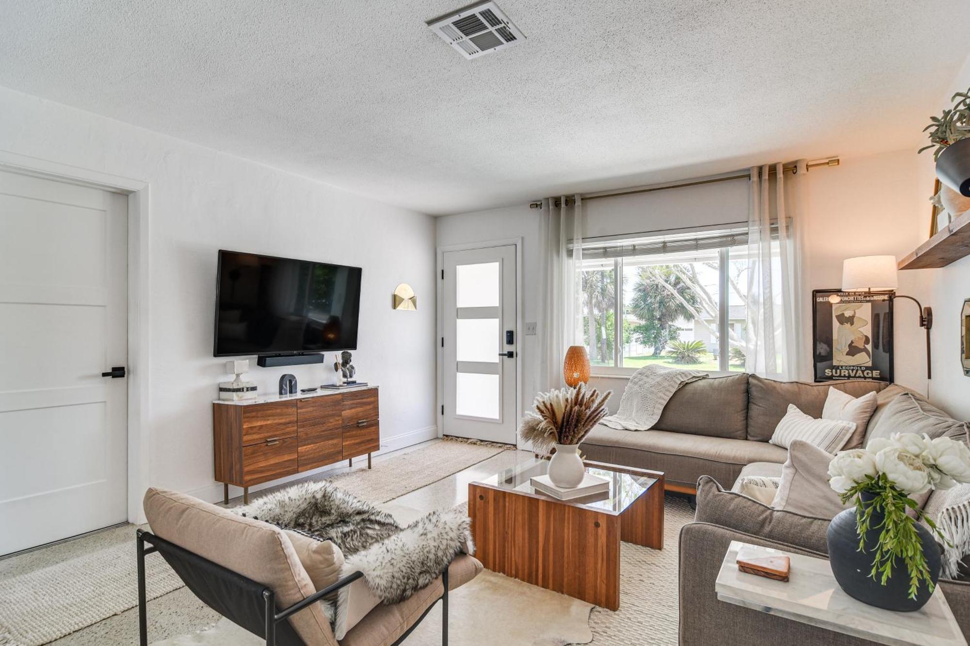 Redington Coastal Retreat - Walk To Beach! St. Pete Beach