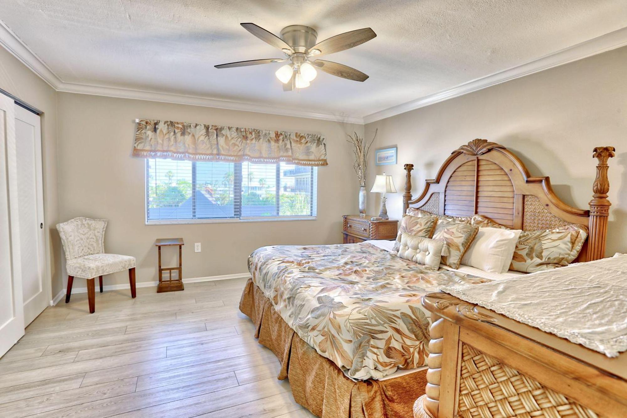 Land's End 11-407 Front - Premier St. Pete Beach