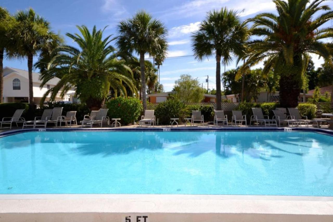 Holiday home Madeira Place 303 1bd 2ba Retreat Near Johns St. Pete Beach