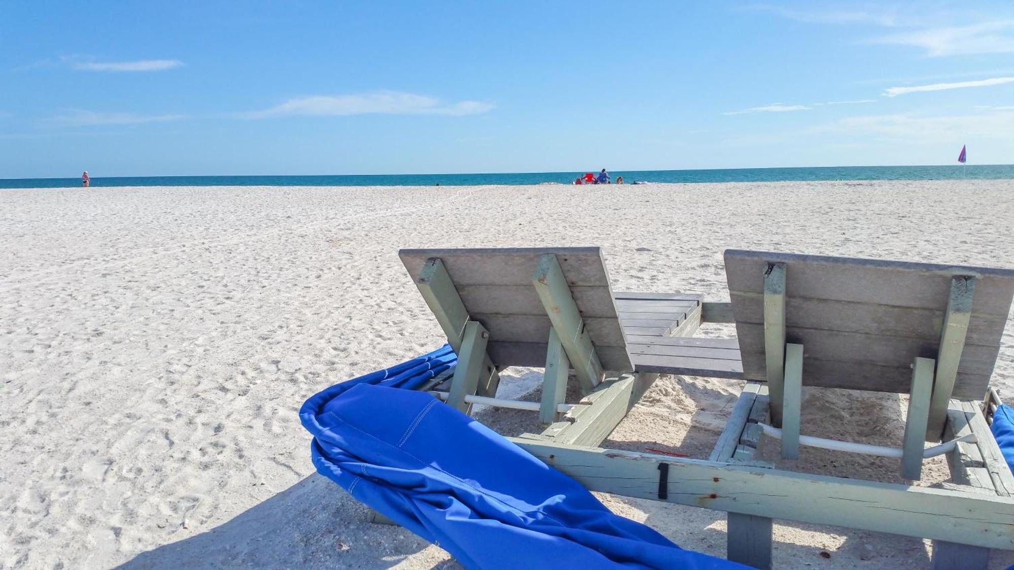 Direct Beachfront/free Parking/walk To Dining & Shopping Holiday home *