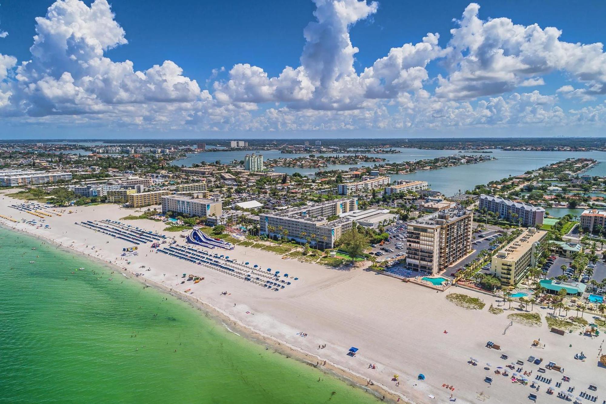 Direct Beachfront/free Parking/walk To Dining & Shopping Holiday home