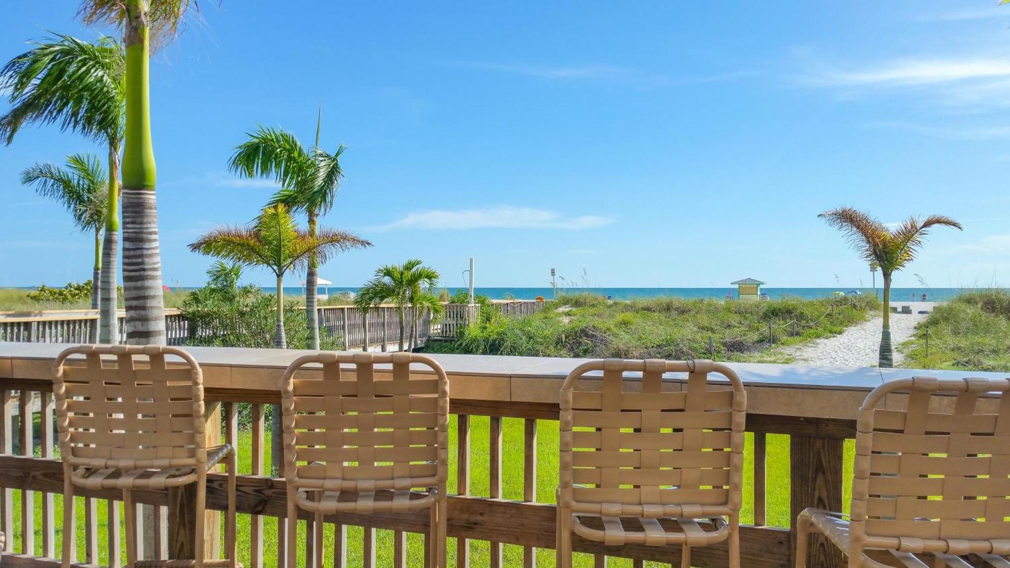 Holiday home Direct Beachfront/free Parking/walk To Dining & Shopping