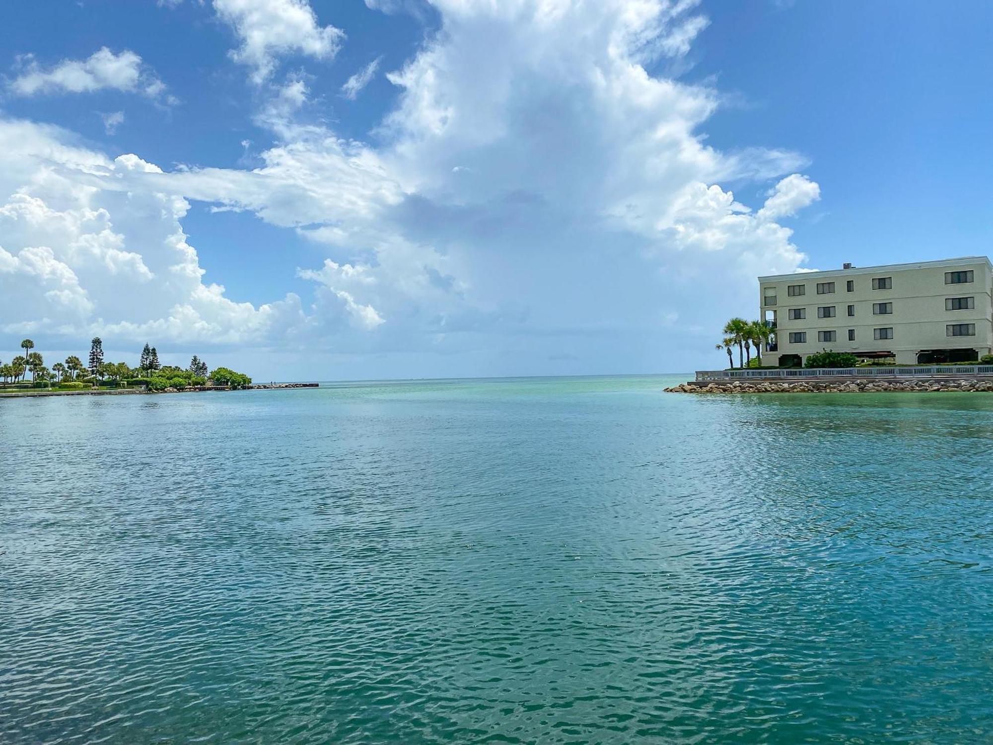 Direct Beachfront/free Parking/walk To Dining & Shopping *