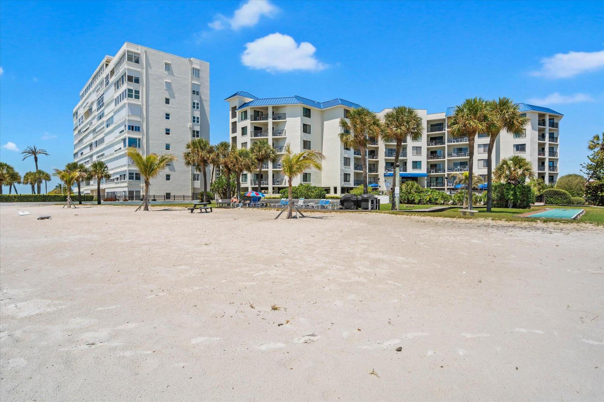 Direct Beachfront/free Parking/walk To Dining & Shopping Holiday home St. Pete Beach