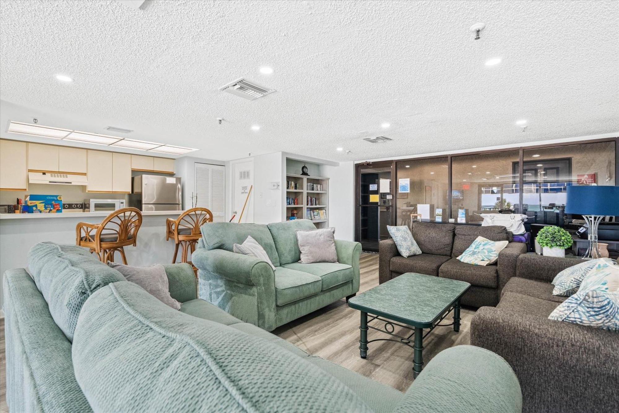 Direct Beachfront/free Parking/walk To Dining & Shopping *