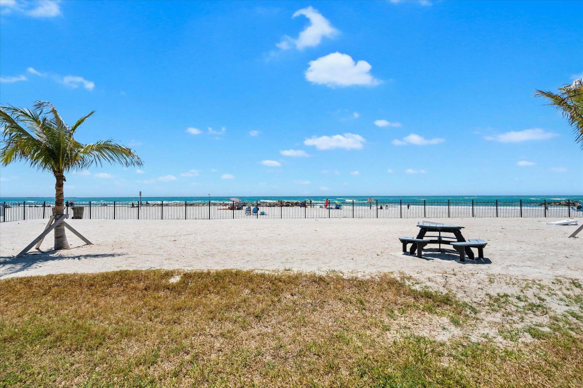 Direct Beachfront/free Parking/walk To Dining & Shopping Holiday home