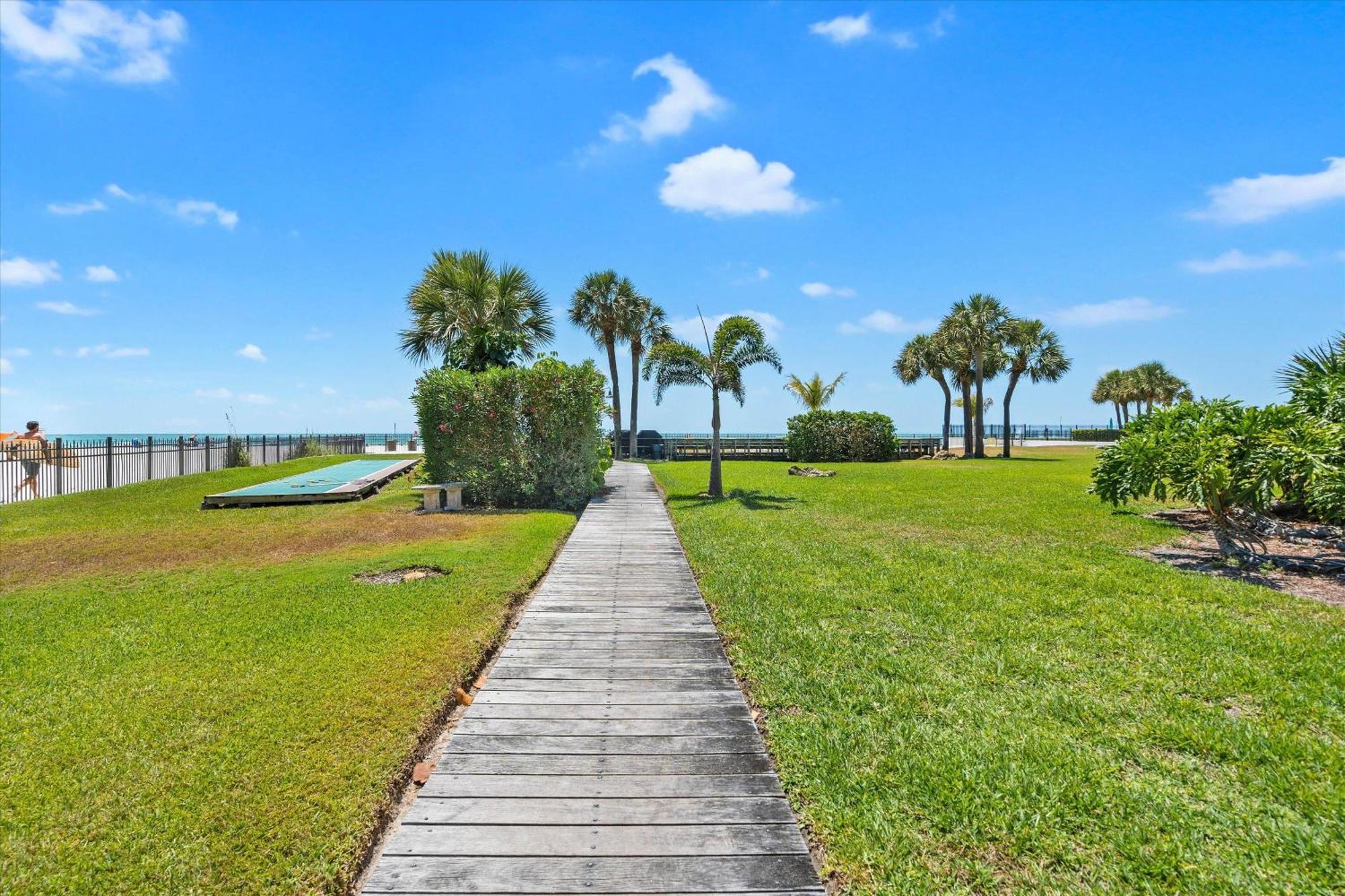 Holiday home Direct Beachfront/free Parking/walk To Dining & Shopping