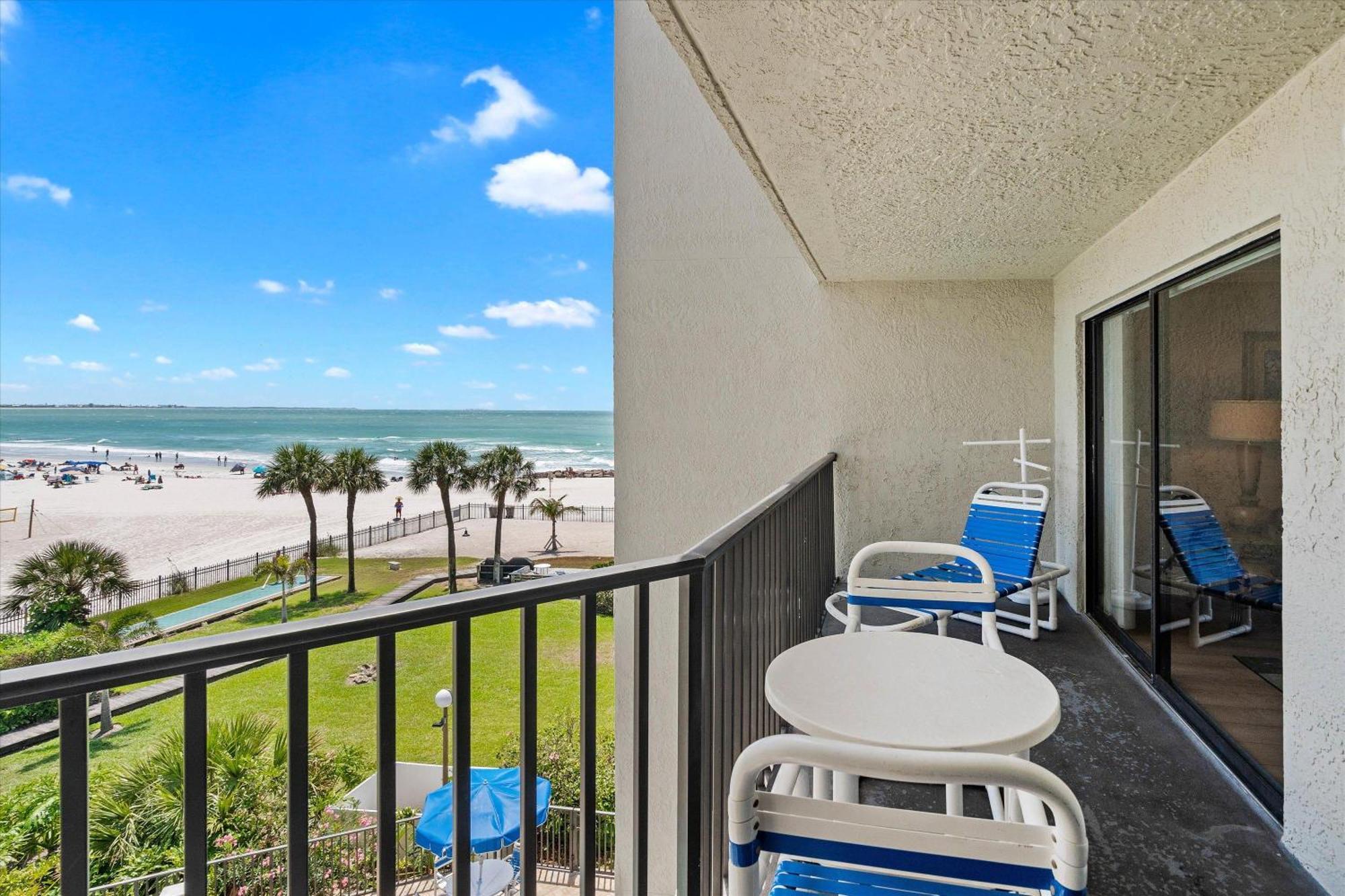 Holiday home Direct Beachfront/free Parking/walk To Dining & Shopping