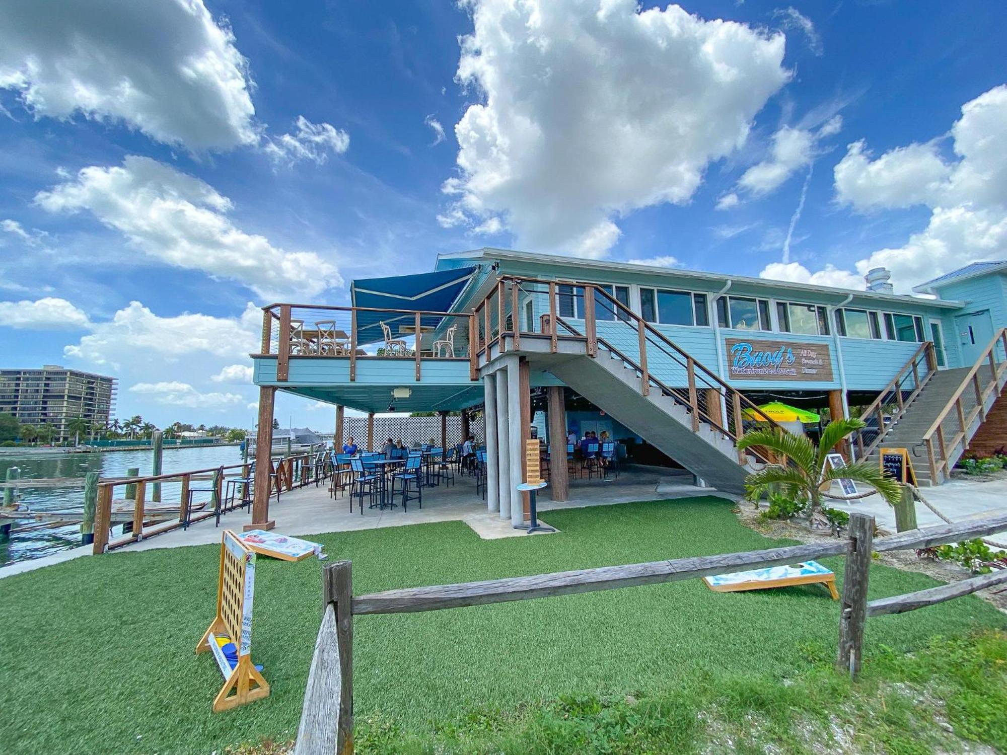 Direct Beachfront/free Parking/walk To Dining & Shopping Holiday home *