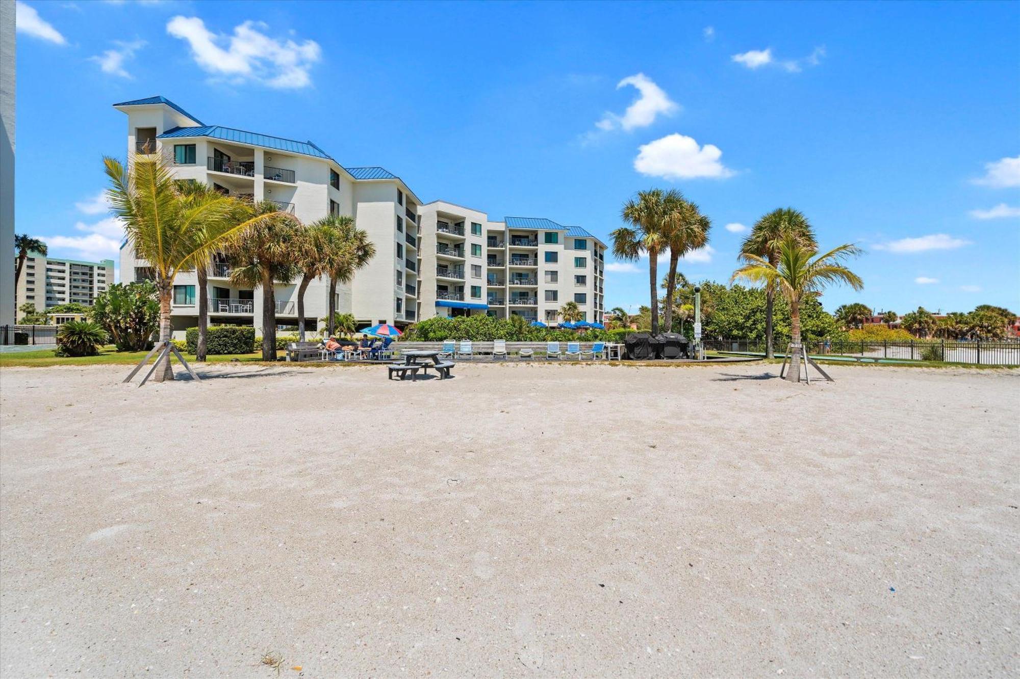 Direct Beachfront/free Parking/walk To Dining & Shopping St. Pete Beach