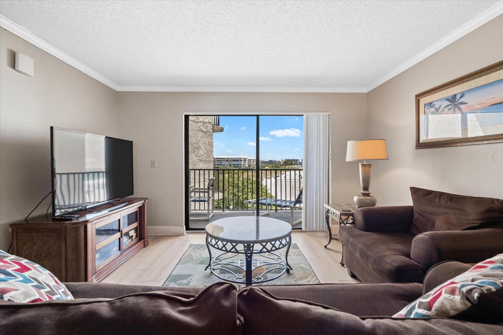 Direct Beachfront/free Parking/walk To Dining & Shopping *