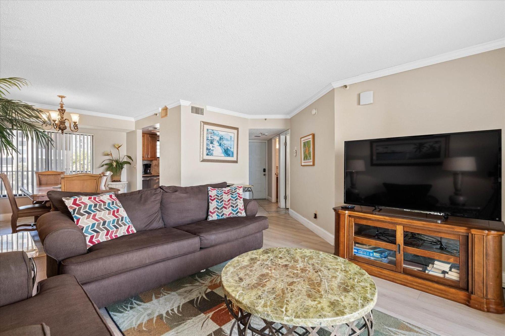 Direct Beachfront/free Parking/walk To Dining & Shopping *