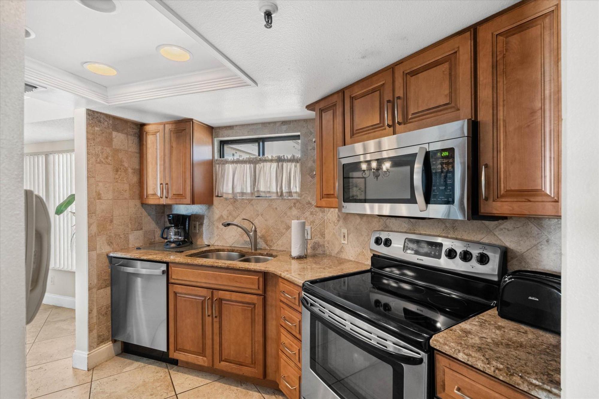 Direct Beachfront/free Parking/walk To Dining & Shopping St. Pete Beach