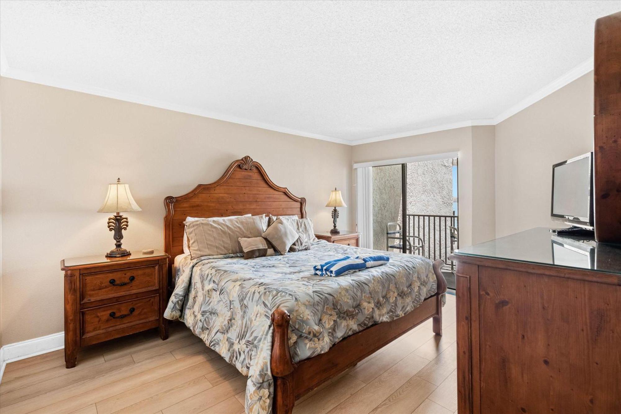 Direct Beachfront/free Parking/walk To Dining & Shopping Holiday home St. Pete Beach