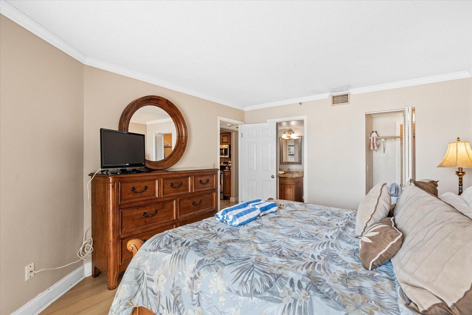 Direct Beachfront/free Parking/walk To Dining & Shopping St. Pete Beach