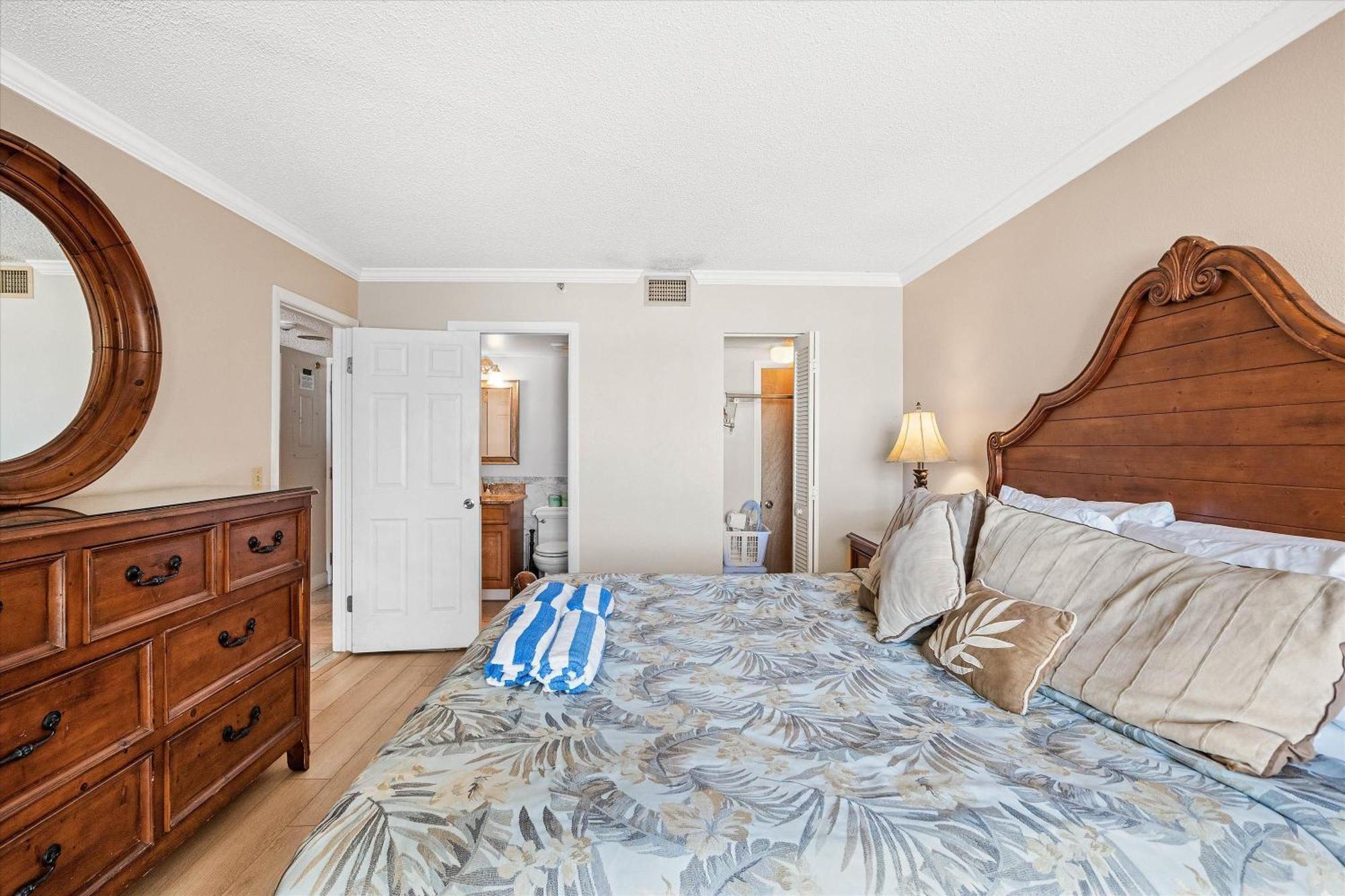 Direct Beachfront/free Parking/walk To Dining & Shopping Holiday home *