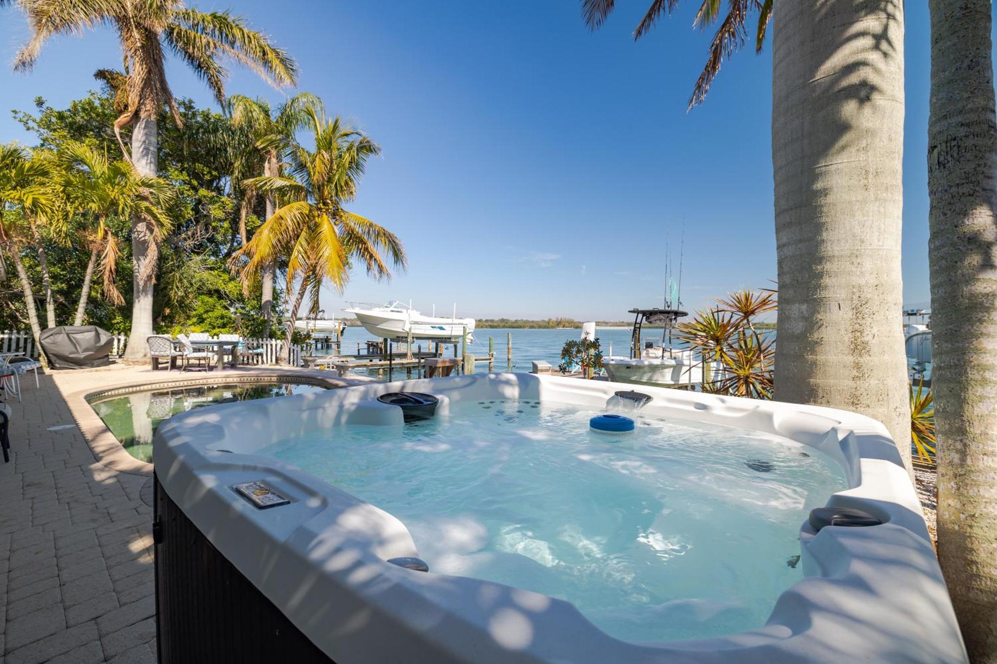 Holiday home 4bd 2ba Waterfront House With Pool, Hot Tub & Boat! St. Pete Beach