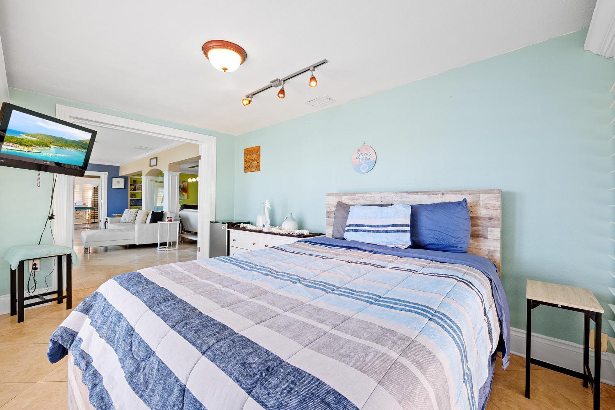 4bd 2ba Waterfront House With Pool, Hot Tub & Boat! Holiday home *