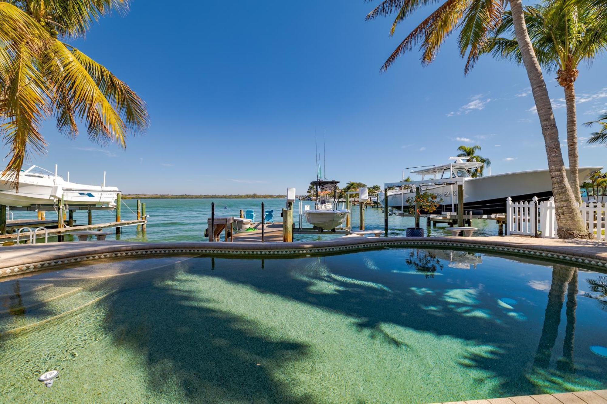 Holiday home 4bd 2ba Waterfront House With Pool, Hot Tub & Boat!
