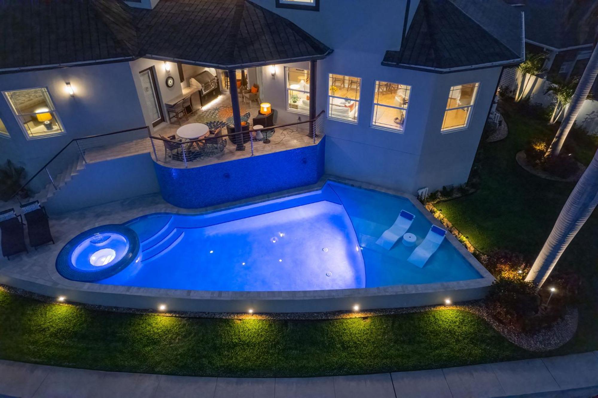 Holiday home Luxury Waterfront 4br Private Heated Pool Hot Tub *