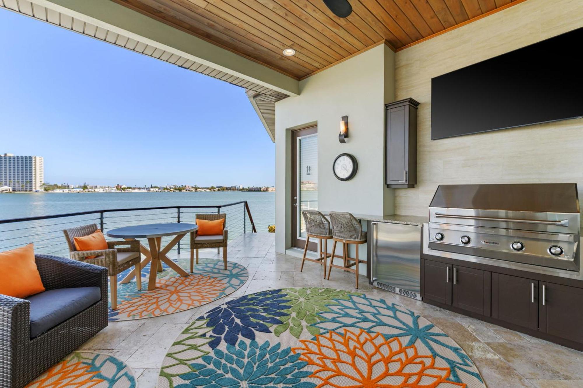 Holiday home Luxury Waterfront 4br Private Heated Pool Hot Tub